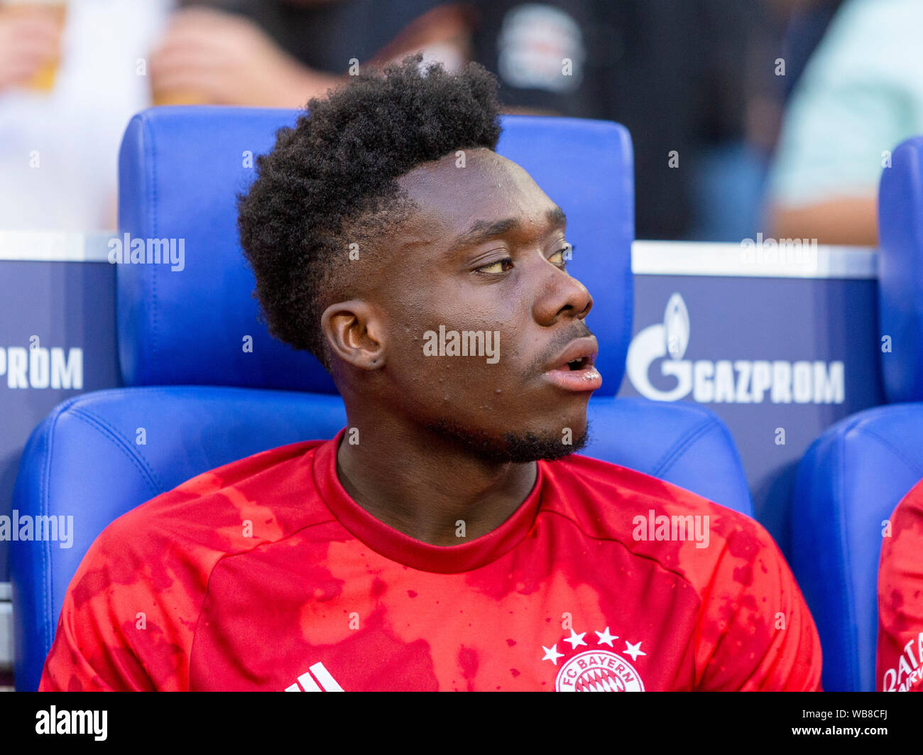 Sports, football, Bundesliga, 2019/2020, le FC Schalke 04 et FC Bayern Munich 0-3, Gelsenkirchen Veltins Arena, les joueurs banc, Alphonso Davies (FCB), DFL RÈGLEMENT INTERDIT TOUTE UTILISATION DES PHOTOGRAPHIES COMME DES SÉQUENCES D'IMAGES ET/OU QUASI-vidéo Banque D'Images