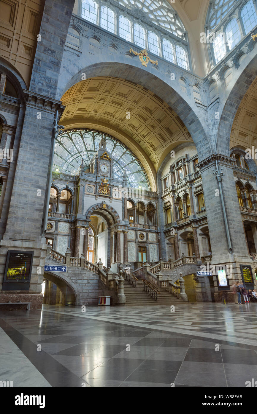 Bâtiment de la gare centrale d'Anvers, célèbre pour son architecture ancienne et nouvelle Banque D'Images