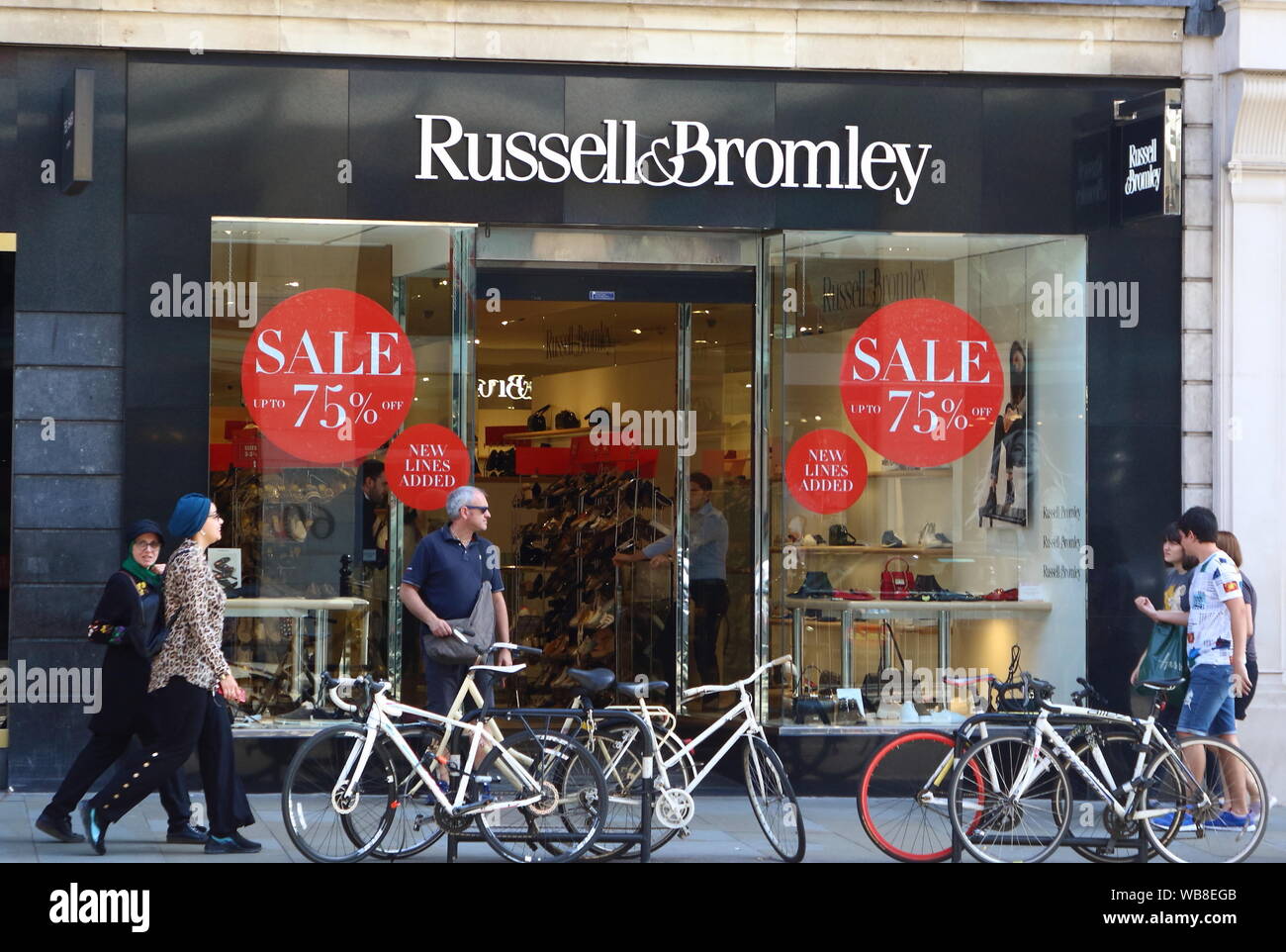 Les chaussures et sacs à main dames détaillant Russell & Bromley a un  magasin parmi les marques de luxe dans le quartier commerçant de prestige à  Knightsbridge Photo Stock - Alamy