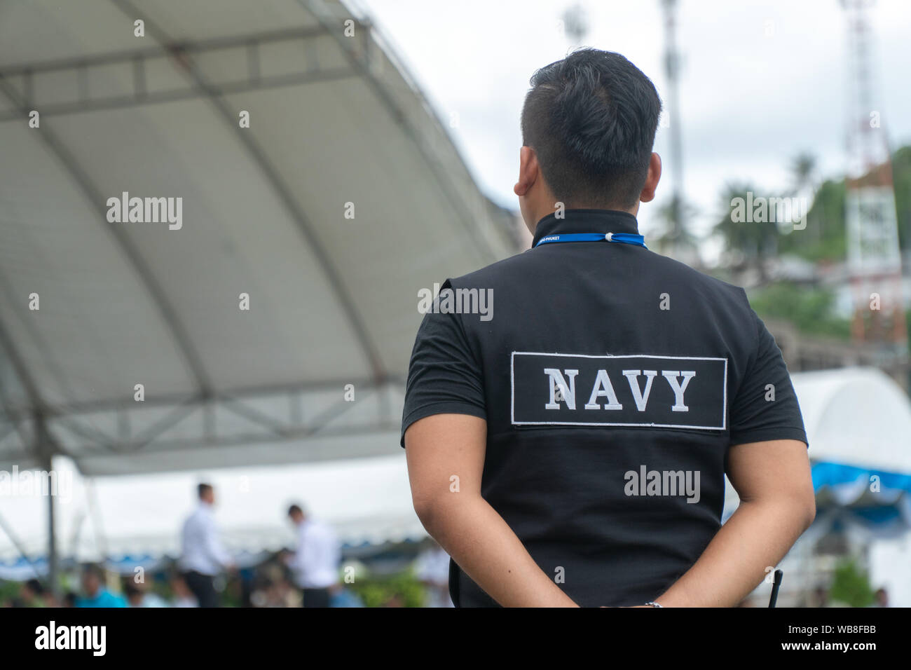 Les hommes sous la forme de personnel de sécurité de la marine thaïlandaise se tiennent prêts Banque D'Images