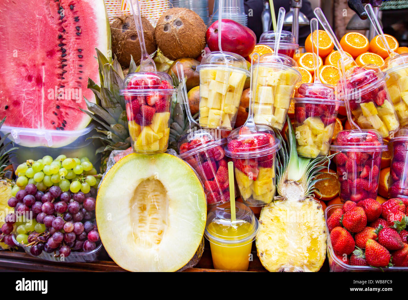 Fruits frais contexte.L'alimentation saine, un régime propre, concept de manger. Divers jus jus de fruits et légumes Banque D'Images