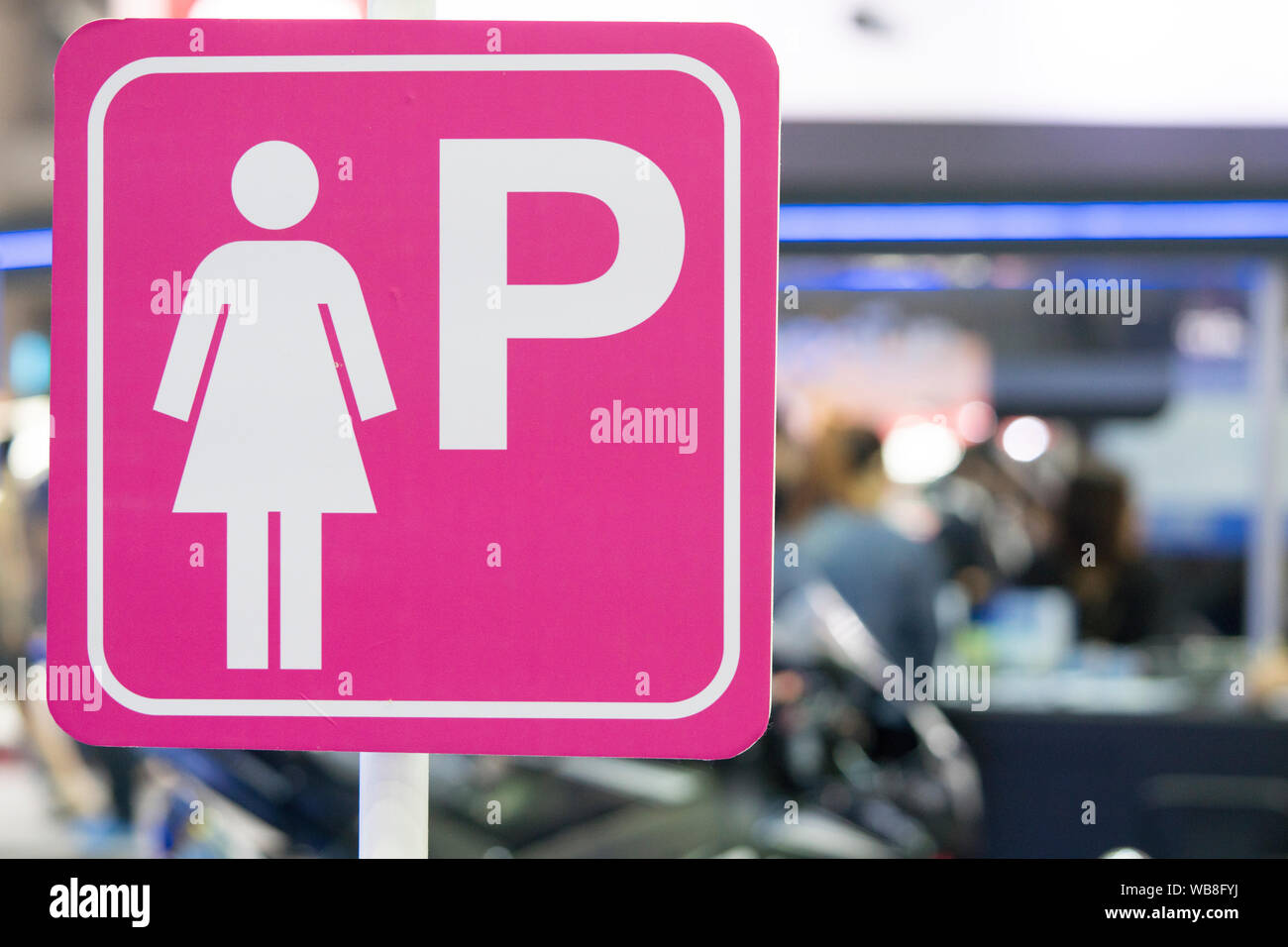 Symboles signes parking pour femmes, Parking place seulement pour les femmes à l'intérieur de la fonction garage, parking voitures pour femmes seulement Banque D'Images