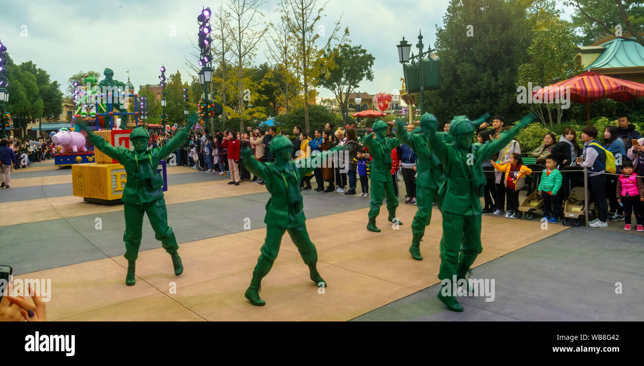 Les touristes regarder le défilé à Shanghai Disneyland au Shanghai Disney Resort à Pudong, Shanghai, Chine Banque D'Images