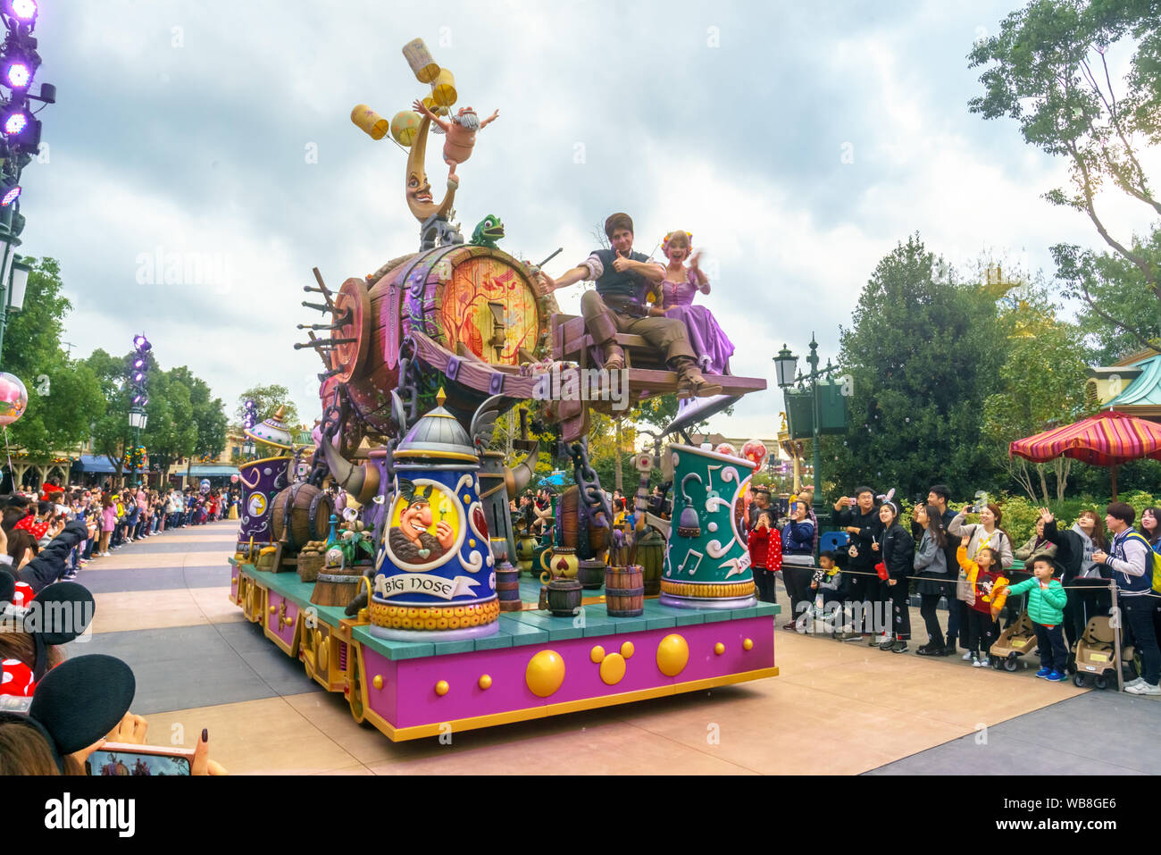 Les touristes regarder le défilé à Shanghai Disneyland au Shanghai Disney Resort à Pudong, Shanghai, Chine Banque D'Images