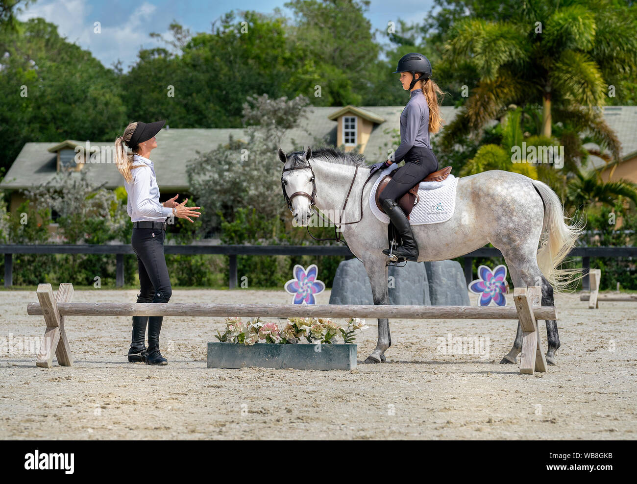Instructeur équestre passe au plan de cours avec son élève. Banque D'Images
