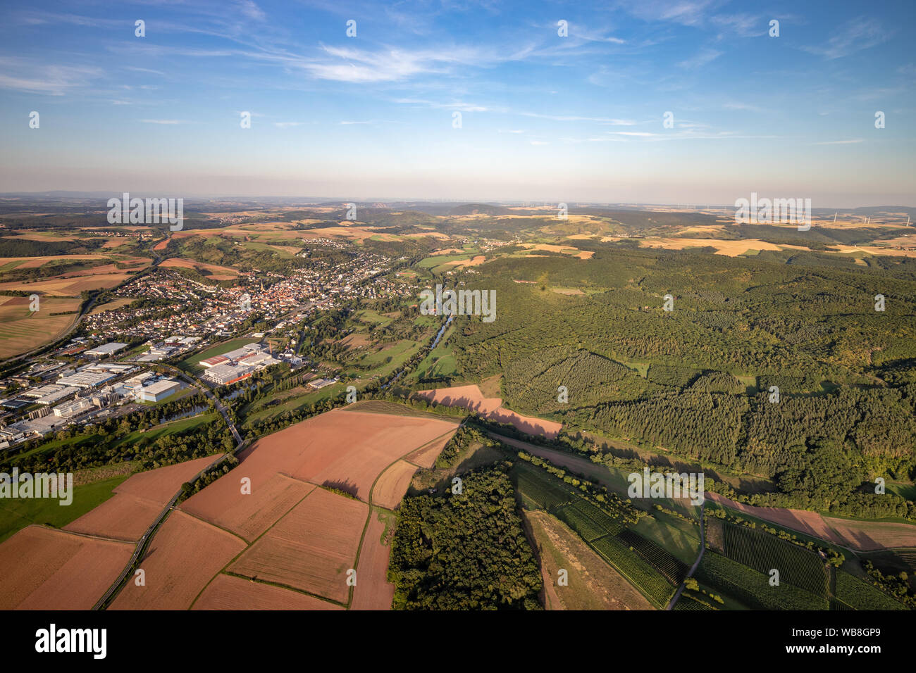Vue aérienne d'un paysage en Allemagne, Rheinland-pfalz près de Bad Sobernheim avec la rivière Nahe, prairie, terres agricoles, Forêts, collines, montagnes Banque D'Images
