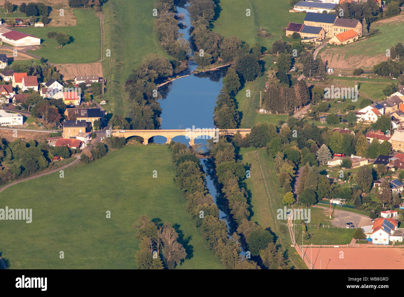 Vue aérienne d'un paysage en Allemagne, Rheinland-pfalz près de Bad Sobernheim avec la rivière Nahe, le pont à Staudernheim, prairie, terres agricoles, pour Banque D'Images