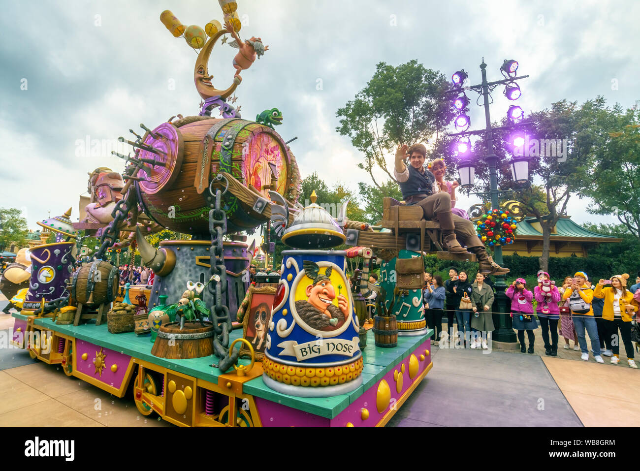 Les touristes regarder le défilé à Shanghai Disneyland au Shanghai Disney Resort à Pudong, Shanghai, Chine Banque D'Images