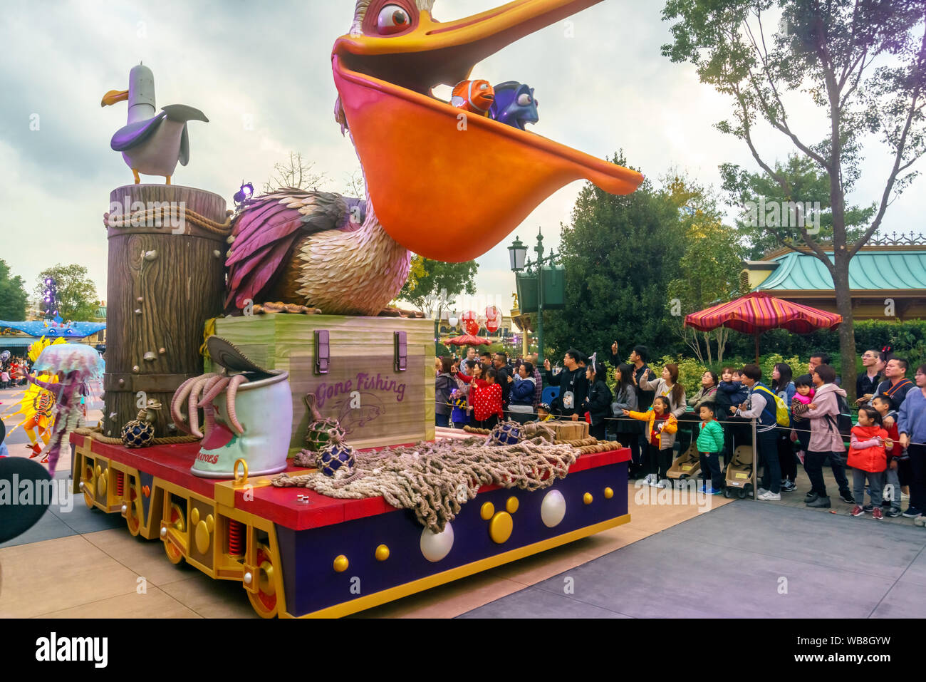 Les touristes regarder le défilé à Shanghai Disneyland au Shanghai Disney Resort à Pudong, Shanghai, Chine Banque D'Images