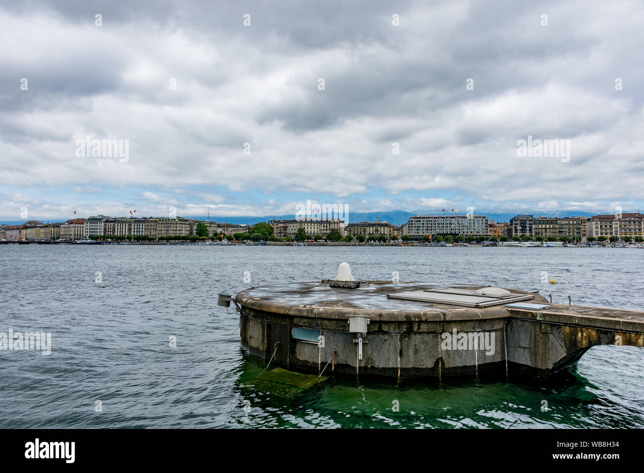 La buse blanche est la base du célèbre jet d'eau, une vue du lac de Genève à la ville en arrière-plan. Ce jour il a été éteint. Banque D'Images