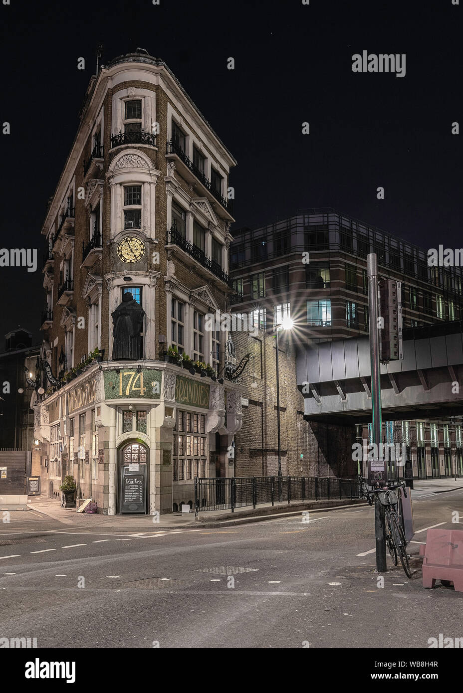 Le frère noir de nuit pub London street Banque D'Images