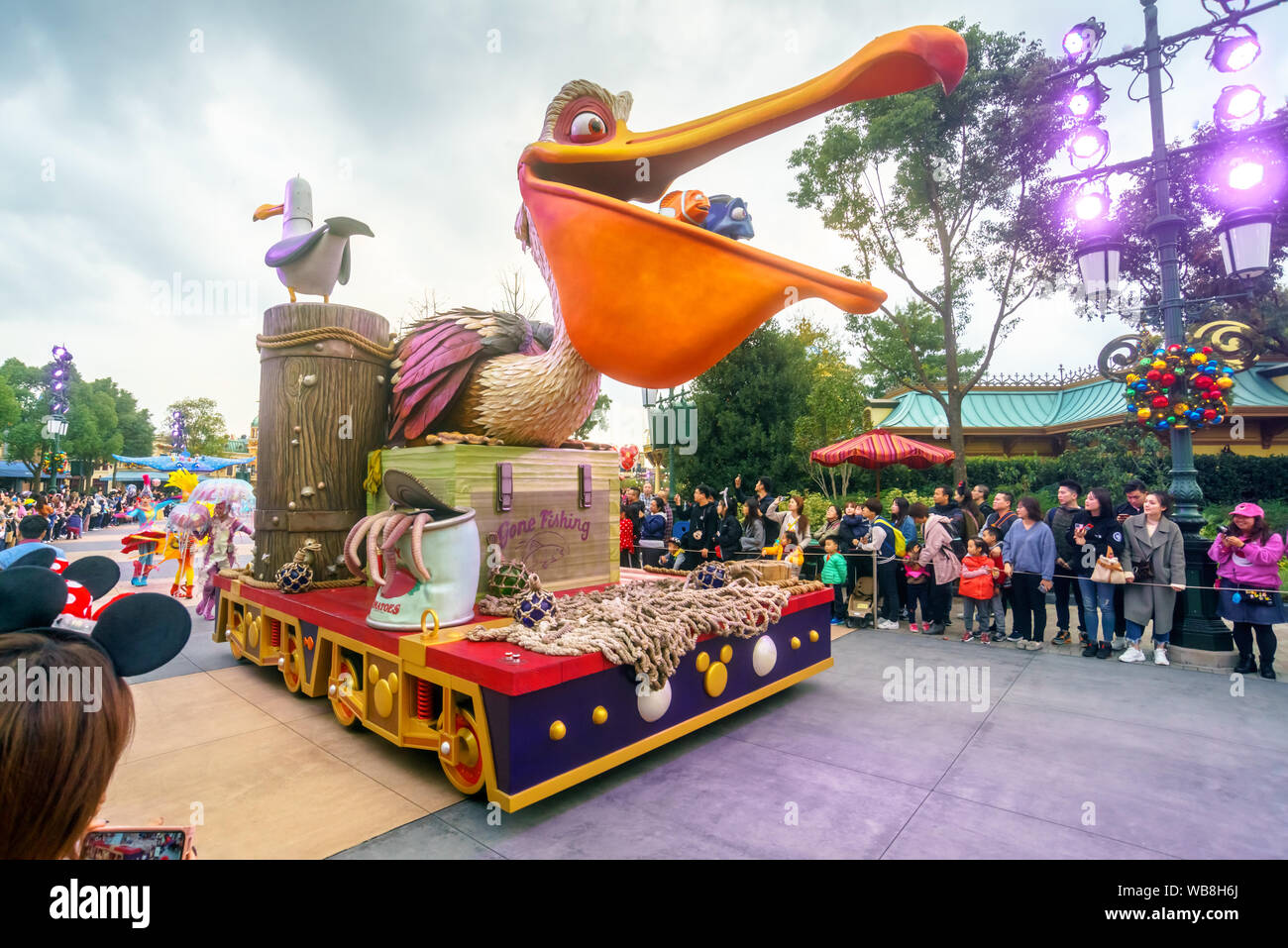 Les touristes regarder le défilé à Shanghai Disneyland au Shanghai Disney Resort à Pudong, Shanghai, Chine Banque D'Images
