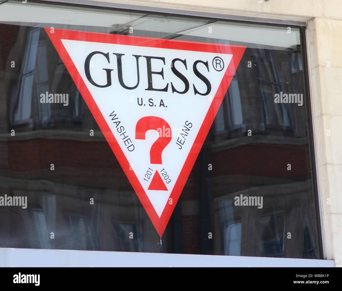 Les Guess store dans un premier posiition sur Brompton Road parmi les marques de luxe dans le quartier commerçant de prestige à Knightsbridge. Banque D'Images