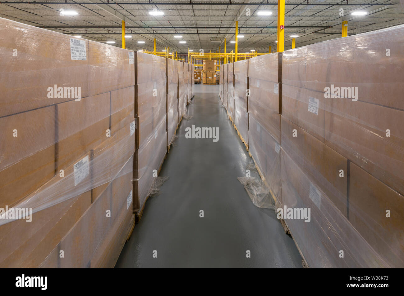 Rangées de stacked boxes in warehouse Banque D'Images