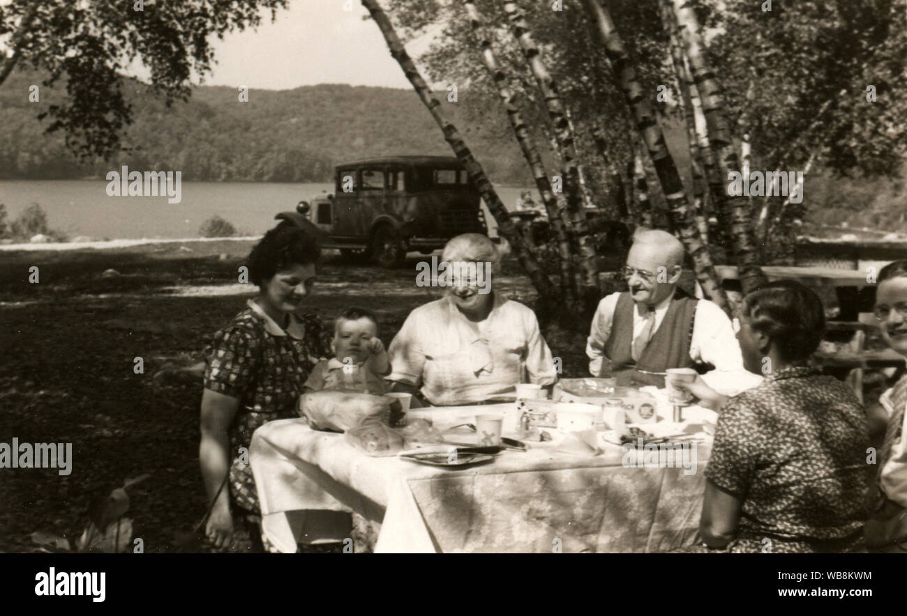 Une photographie d'une famille vintage sur un pique-nique dans le pays le long de la rivière Hudson dans l'état de New York au cours de l'été 1939. Banque D'Images