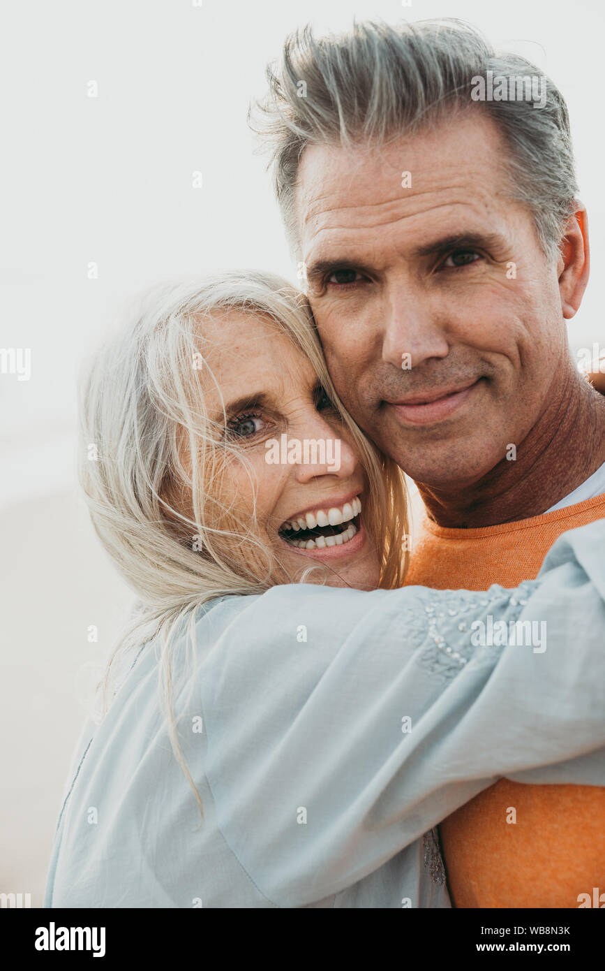 Happy senior couple consacre du temps à la plage. Concepts de l'amour, l'ancienneté et les personnes Banque D'Images