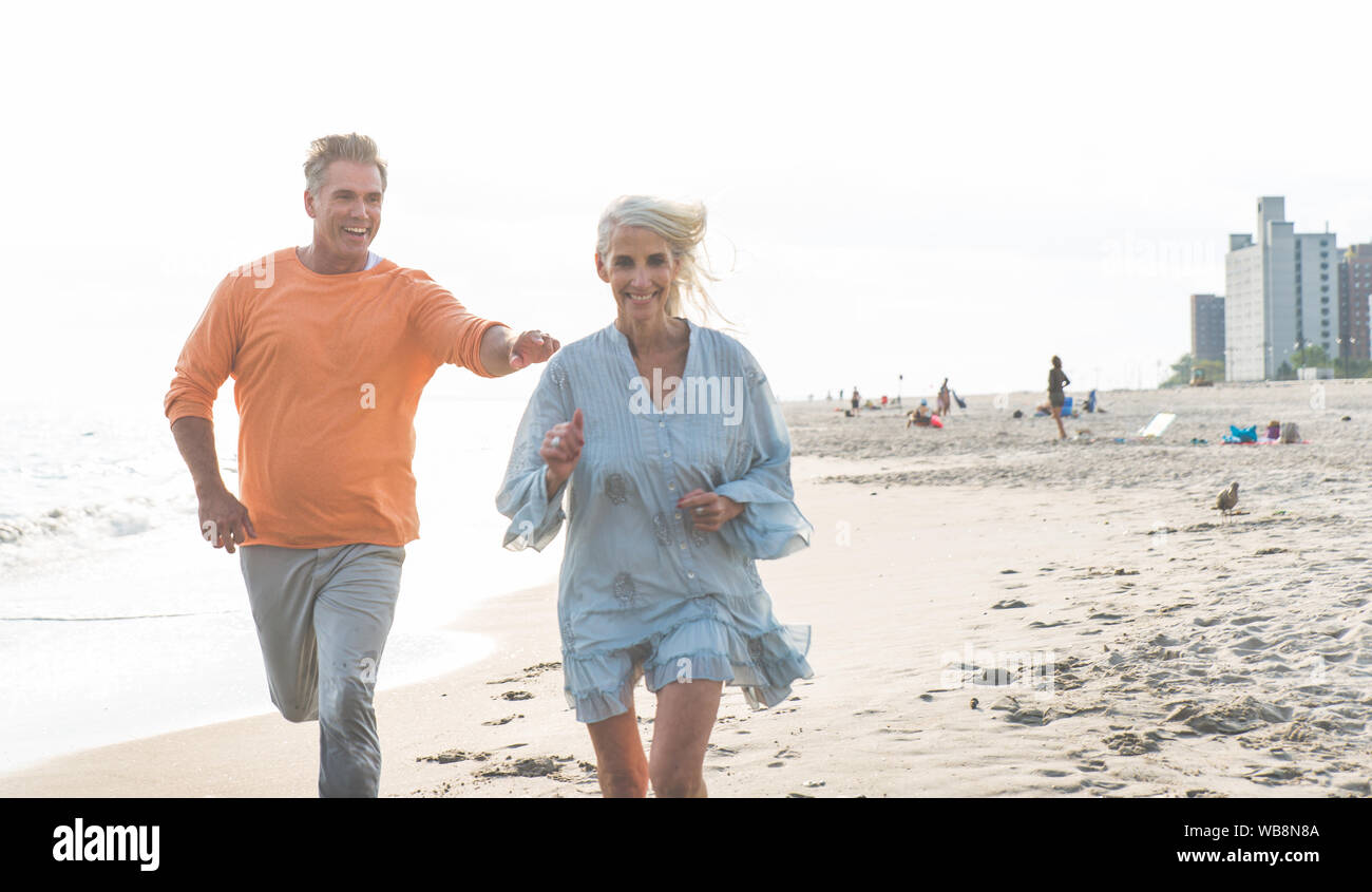 Happy senior couple consacre du temps à la plage. Concepts de l'amour, l'ancienneté et les personnes Banque D'Images