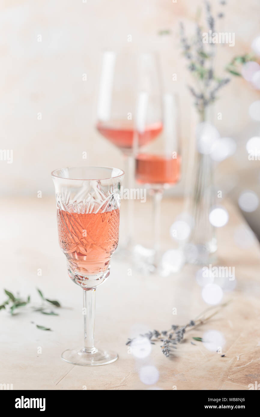 Différentes formes de verres de vin rose sur fond clair. Banque D'Images