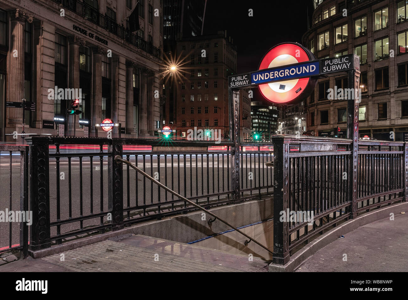 Signes de métro de Londres rues la nuit Banque D'Images