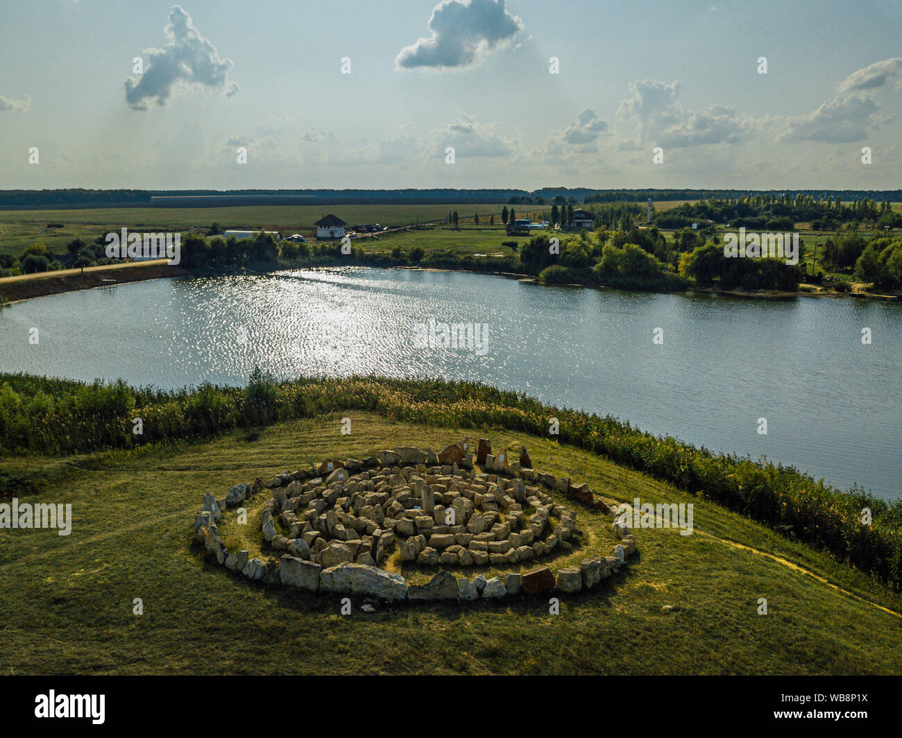 Labyrinthe en spirale faite de pierres sur le lac, vue aérienne. Banque D'Images