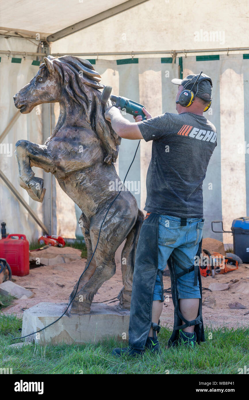 Tabley, Cheshire, Royaume-Uni. Août 25, 2019. La 15e English Open Chainsaw compétition à la Cheshire County Showground, Angleterre - Miroslav Trnovsky de Slovaquie est occupé à terminer son étalon Crédit : John Hopkins/Alamy Live News Banque D'Images