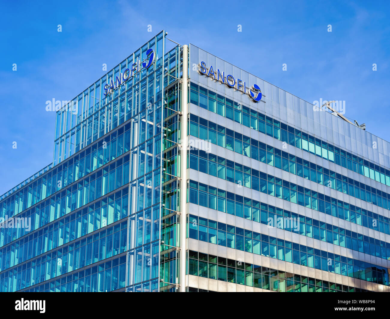 Berlin, Allemagne - le 13 décembre 2017 : verre bleu moderne bâtiment architecture européenne avec le logo de l'entreprise pharmaceutique Sanofi, ville allemande de Berlin en Allemagne en Europe. Banque D'Images