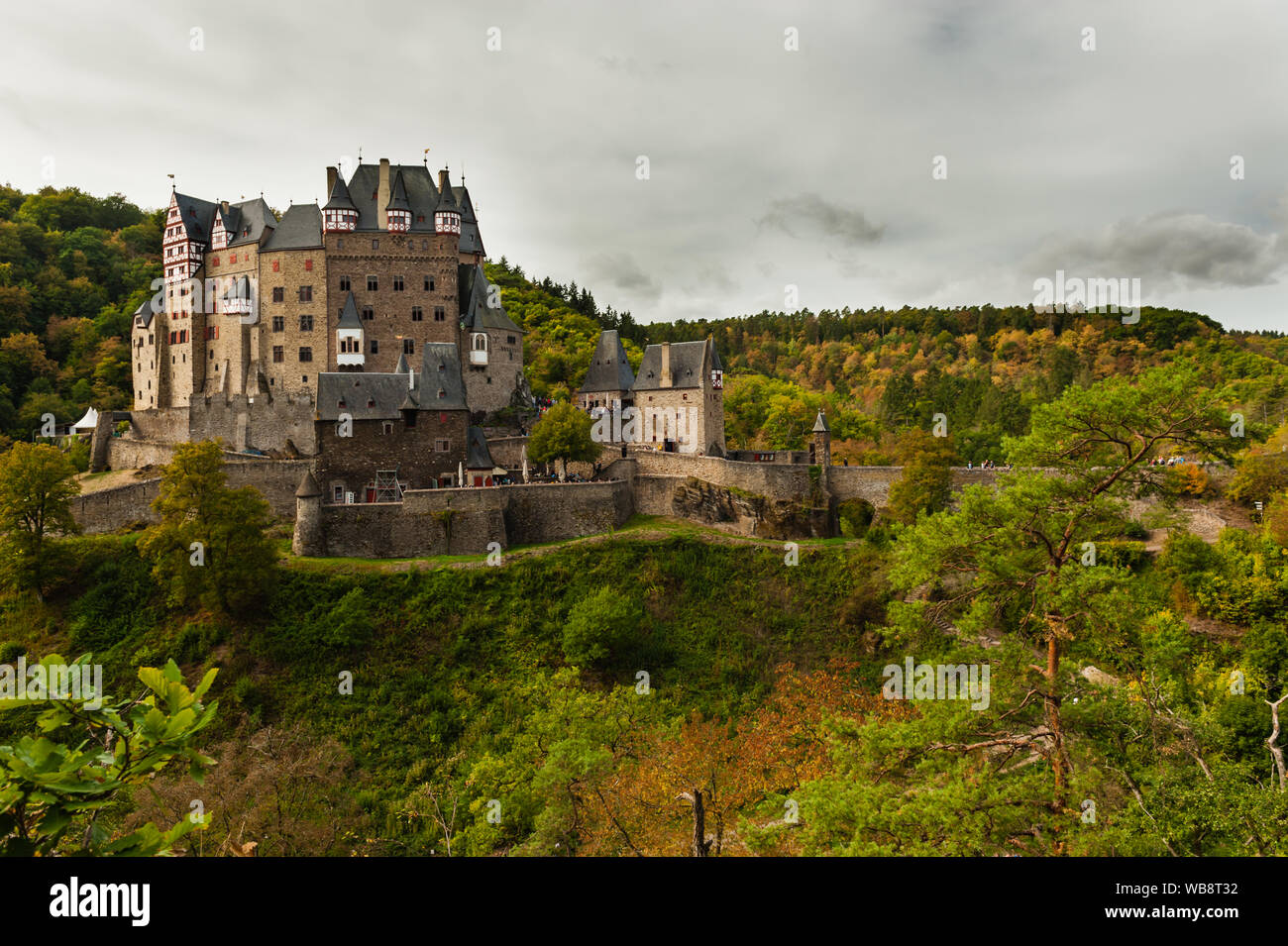 Belle impression d'automne célèbre château Eltz avec ses impressionnants bâtiments medival Banque D'Images