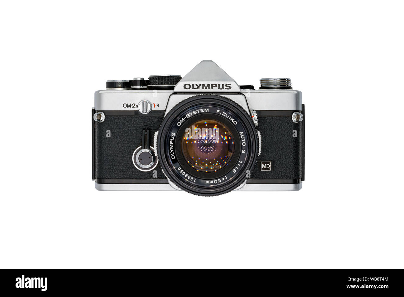 PARIS, FRANCE - Le 21 août 2019 : vintage camera Olympus OM2 avec un objectif Zuiko 50mm isolé sur un fond blanc. Banque D'Images