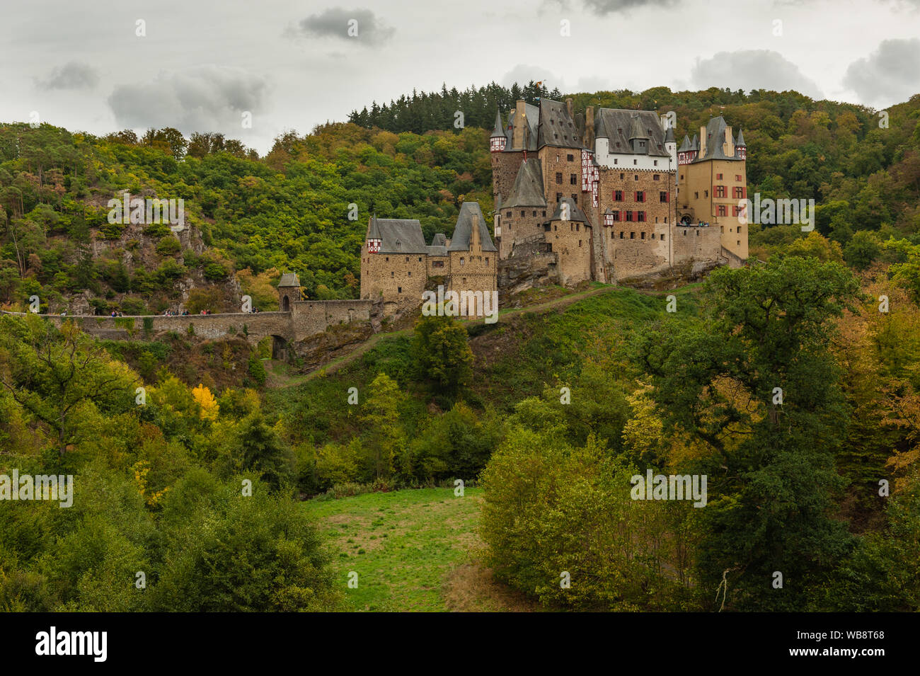 Belle impression d'automne célèbre château Eltz avec ses impressionnants bâtiments medival Banque D'Images