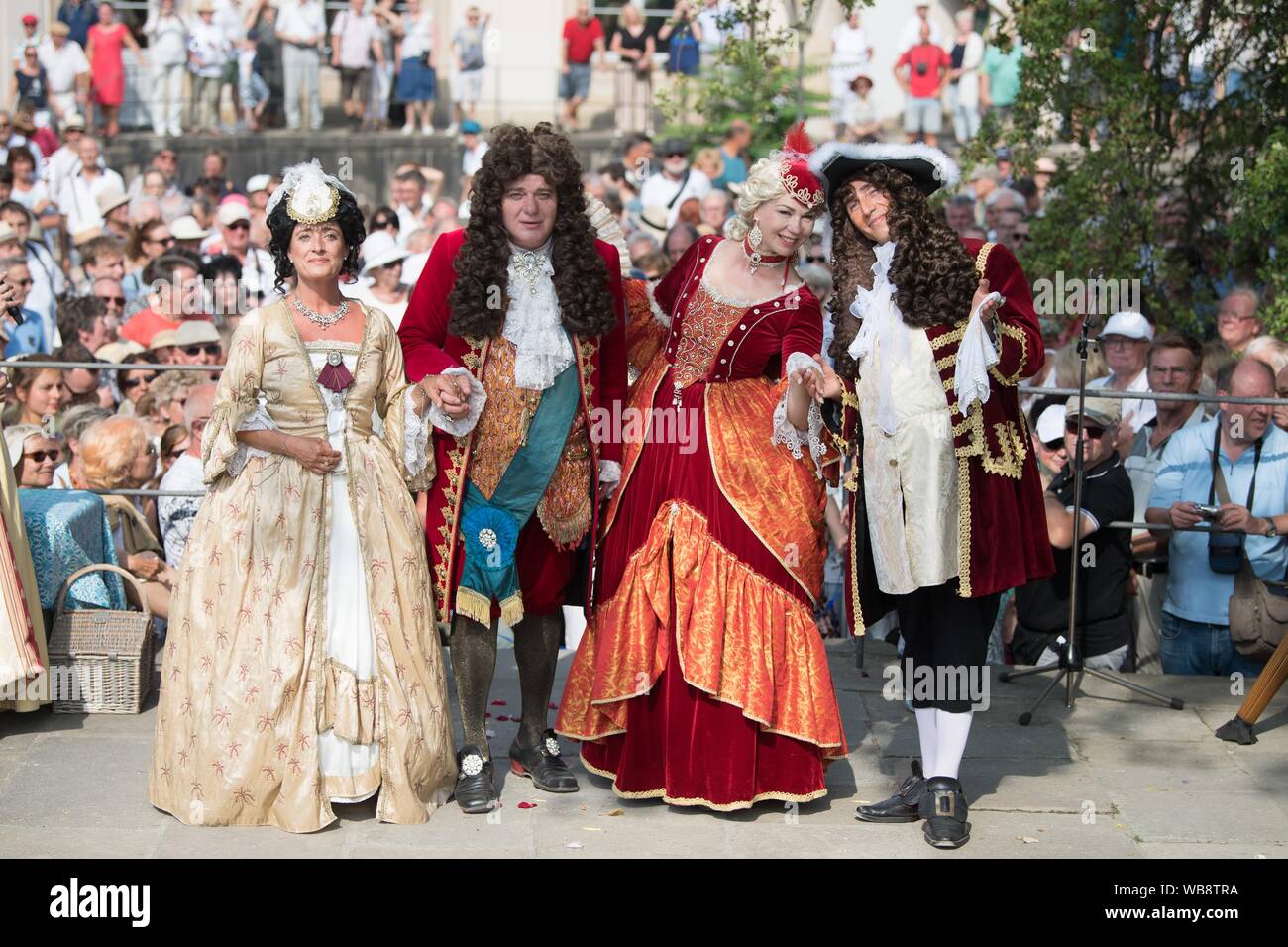 Dresde, Allemagne. Août 25, 2019. Acteurs laïcs en costumes baroques se tenir dans le parc et château de Pillnitz. Le 300e anniversaire du mariage de l'Électeur de Saxe Friedrich August II avec la fille de l'empereur d'Autriche Josépha est célébrée le même jour avec un grand spectacle. Credit : Sebastian Kahnert/dpa-Zentralbild/dpa/Alamy Live News Banque D'Images