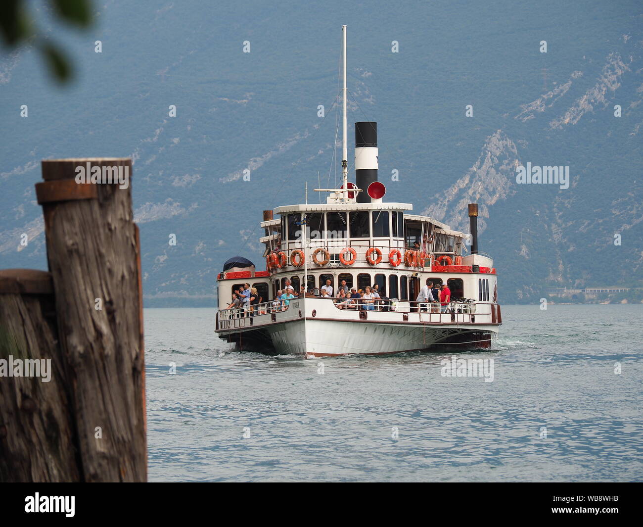 Limone sul Garda, Italie. Le lac de Garde. L'historique des bateaux à roue à aubes Zanardelli approcher la jetée dans le centre historique. Croisière touristique Banque D'Images