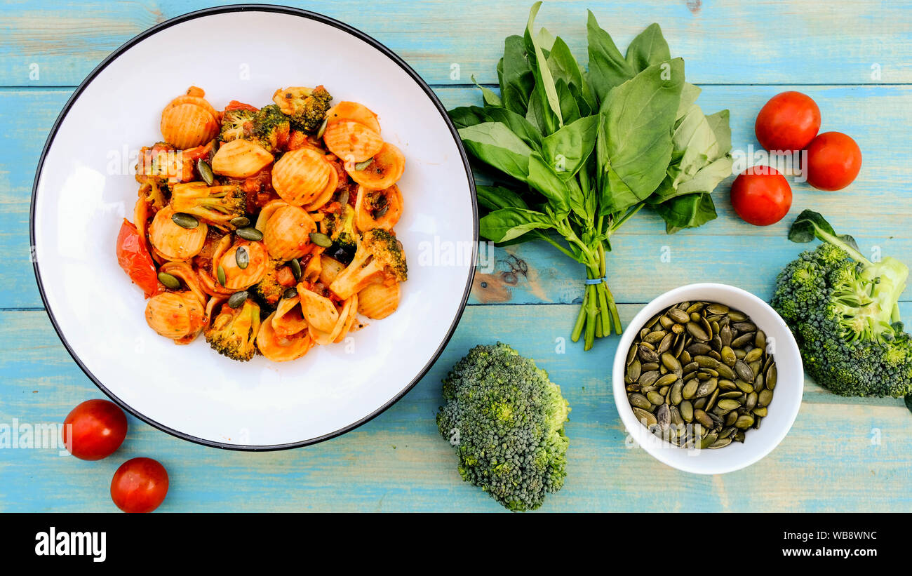 Le brocoli à l'Italienne Pâtes Orecchiette repas végétarien avec tomates séchées et olives noires Banque D'Images