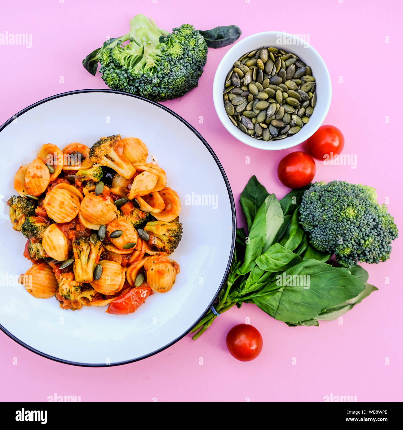 Le brocoli à l'Italienne Pâtes Orecchiette repas végétarien avec tomates séchées et olives noires Banque D'Images