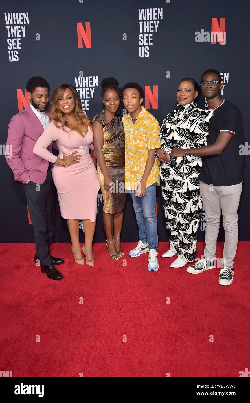 Jharell, Niecy Nash, Jerome Marsha Stephanie Blake, Asante, Aunjanue Ellis Blackk et Ethan Herisse participant à la 'Emmy pour votre considération' cas de la mini série Netfilx 'quand ils nous voient" au théâtre Paramount le 11 août 2019 à Los Angeles, Californie Banque D'Images