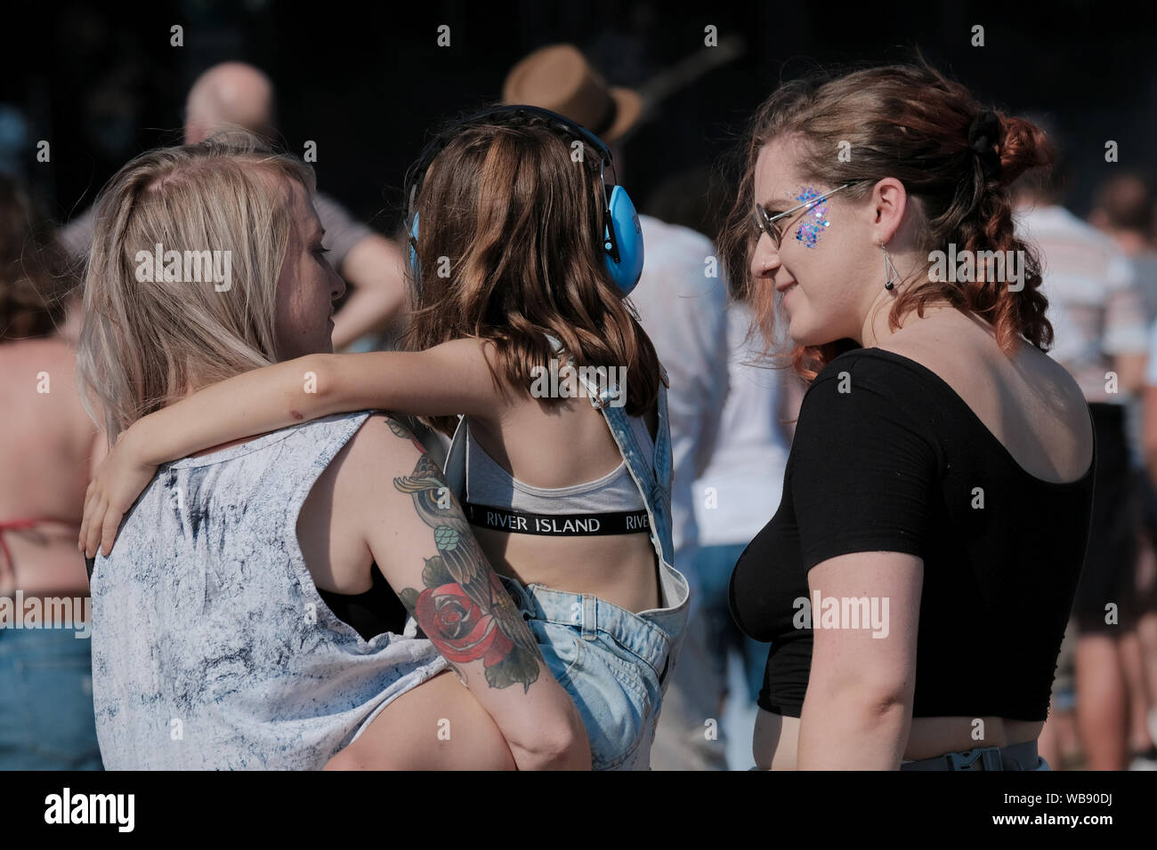 Portsmouth, Hampshire, Royaume-Uni. 25 août 2019. deux femmes en tenue tout-petit enfant portant oreilles en foule dansant au Band of Skulls et profiter du Festival victorieux, Southsea, Portsmouth, Hampshire, Royaume-Uni/Fletcher-Park Crédit : Dawn Alamy Live News Banque D'Images Portsmouth, Hampshire, Royaume-Uni. 25 août 2019. deux femmes en tenue tout-petit enfant portant oreilles en foule dansant au Band of Skulls et profiter du Festival victorieux, Southsea, Portsmouth, Hampshire, Royaume-Uni/Fletcher-Park Crédit : Dawn Alamy Live News Banque D'Images