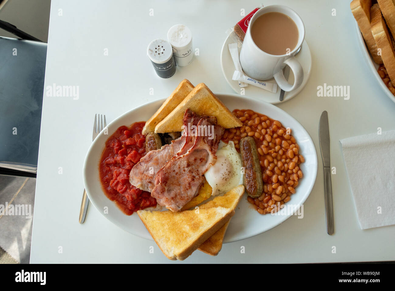 Assiette de petit déjeuner anglais avec tasse de thé sur une table de café  Photo Stock - Alamy