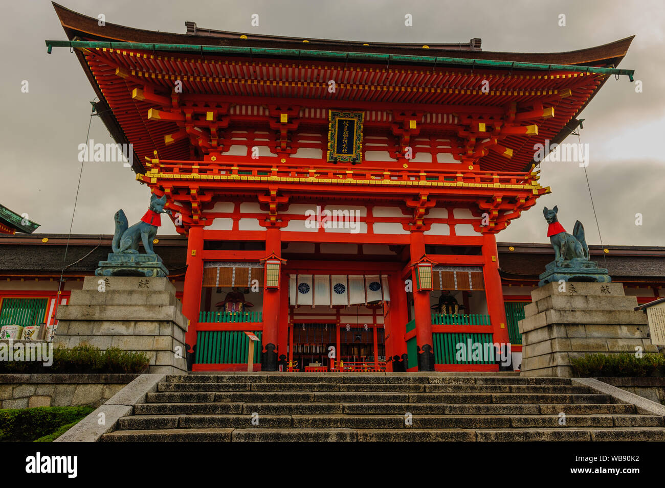 Porte d'entrée impressionnante à l'intérieur du district de Fushimi Inaria culte à Kyoto avec des éléments architecturaux traditionnels japonais Banque D'Images
