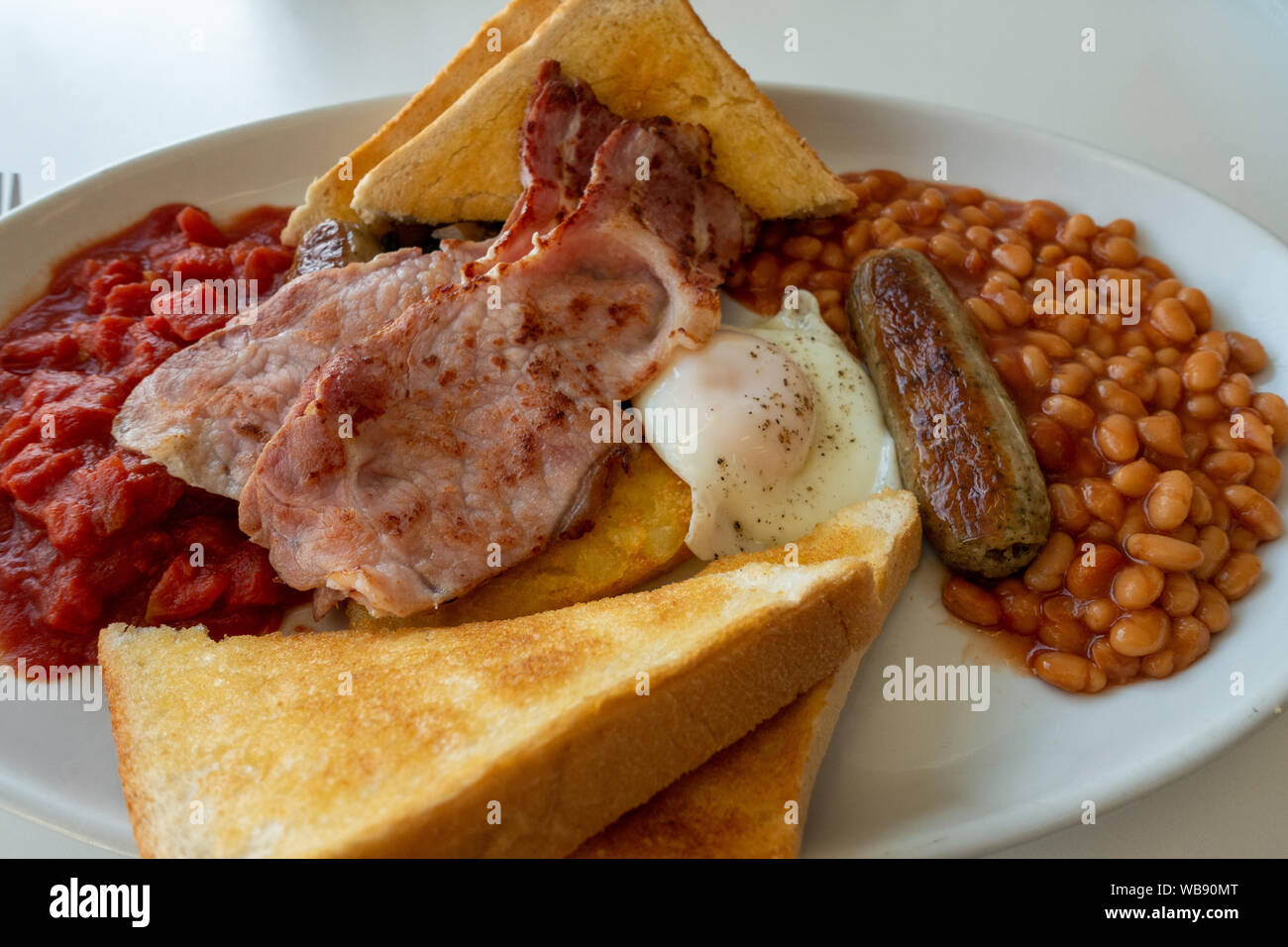 Libre d'un petit-déjeuner anglais complet sur une plaque Banque D'Images