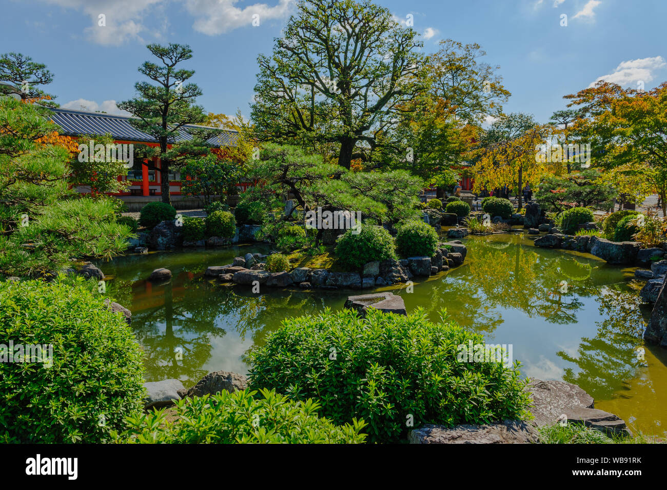 Beau jardin zen japonais avec lac idyllique autour de Sanjusangen-do avec son grand hall, Kyoto Japon Novembre 2018 Banque D'Images