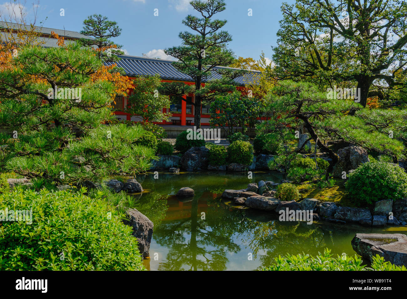 Beau jardin zen japonais avec lac idyllique autour de Sanjusangen-do avec son grand hall, Kyoto Japon Novembre 2018 Banque D'Images