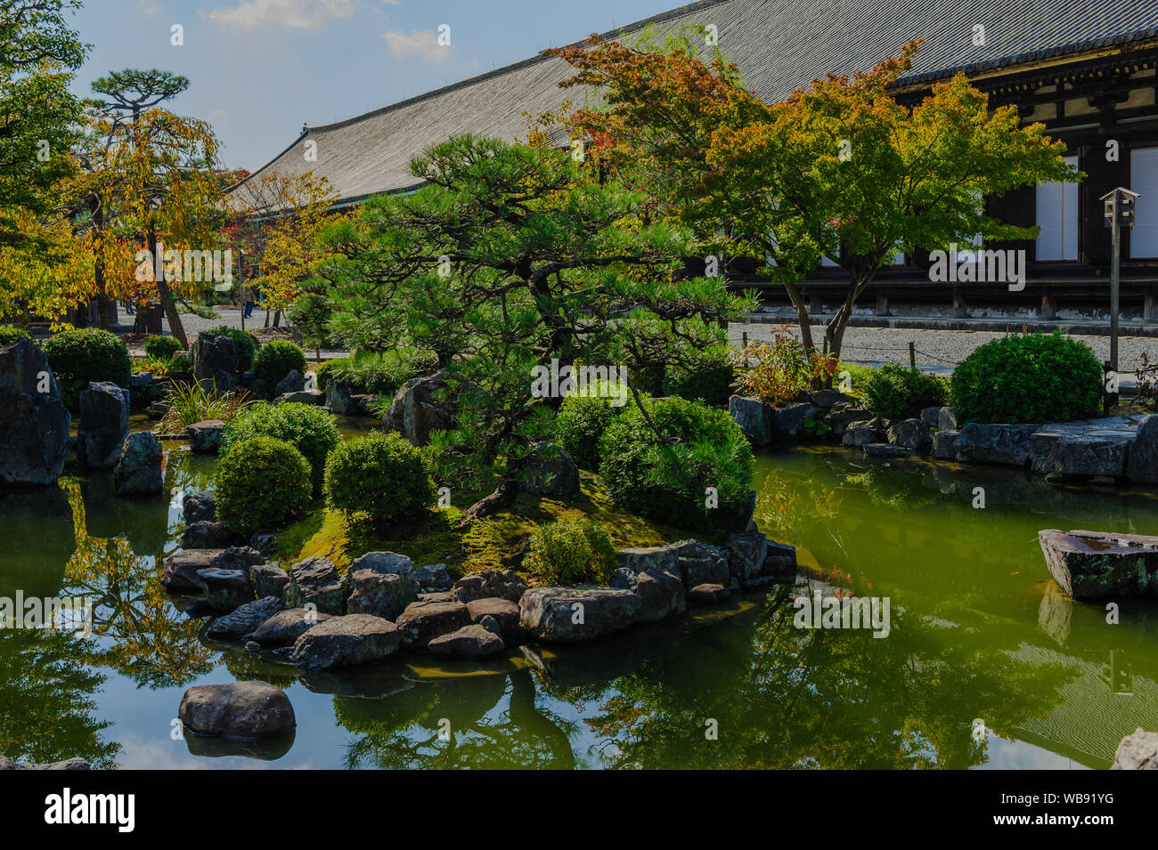 Beau jardin zen japonais avec lac idyllique autour de Sanjusangen-do avec son grand hall, Kyoto Japon Novembre 2018 Banque D'Images