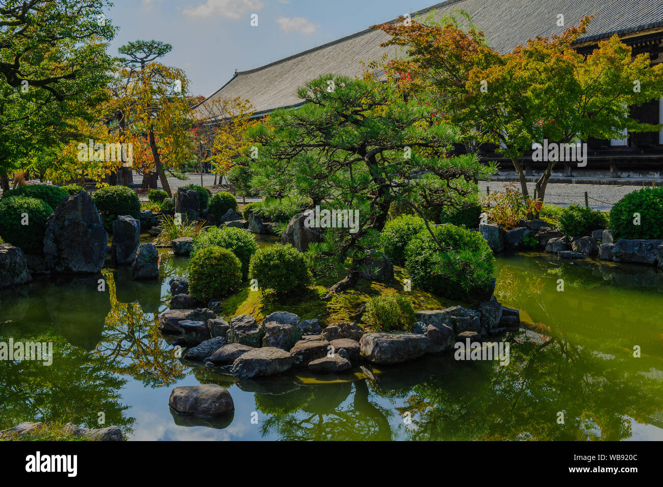 Beau jardin zen japonais avec lac idyllique autour de Sanjusangen-do avec son grand hall, Kyoto Japon Novembre 2018 Banque D'Images