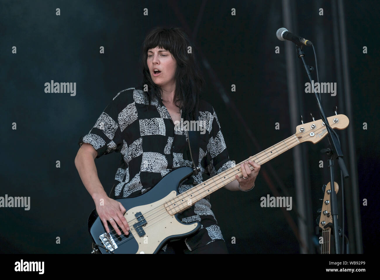 Portsmouth, Hampshire, Royaume-Uni. 25 août 2019. Emma Richardson, femme bassiste avec Band of Skulls en live sur la scène du Festival victorieux, Southsea, Portsmouth, Hampshire, Royaume-Uni/Fletcher-Park Crédit : Dawn Alamy Live News Banque D'Images