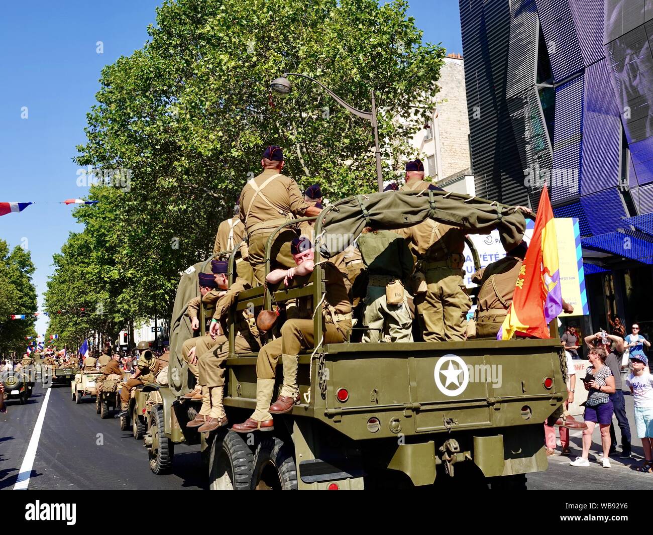 Défilé dans l'Avenue du Général Leclerc, avec des gens habillés en uniforme d'époque et costumes, pour célébrer le 75e anniversaire de la libération de Paris le 25 août 1944, Paris, France. Banque D'Images