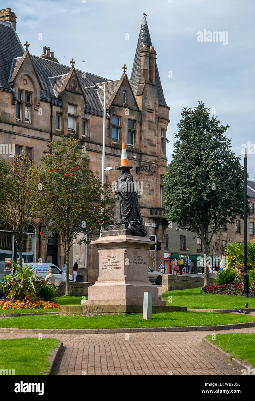 Paisley, Scotland, UK. 24 Août 2019 : La statue de la reine Victoria portant un cône comme un chapeau à Dunn Place. Banque D'Images