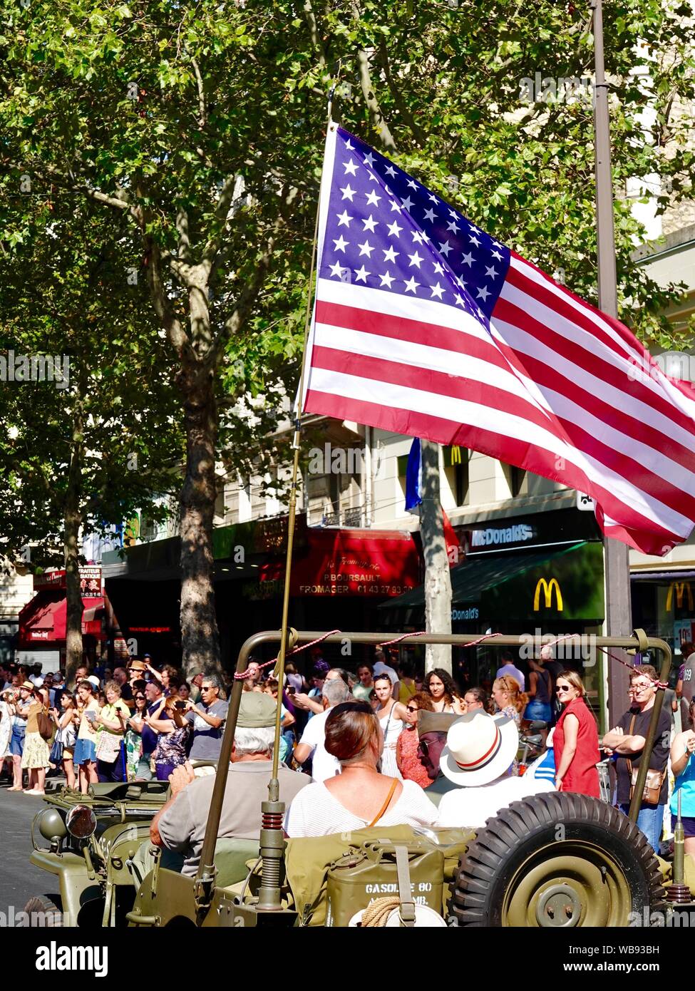 Défilé dans l'Avenue du Général Leclerc, avec des gens habillés en uniforme d'époque et costumes, pour célébrer le 75e anniversaire de la libération de Paris le 25 août 1944, Paris, France. Banque D'Images