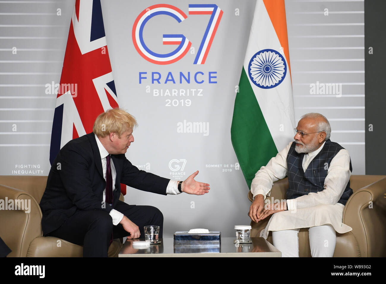 Premier ministre Boris Johnson réunion Inde PM Narendra Modi pour des entretiens bilatéraux au cours du sommet du G7 à Biarritz, France. Banque D'Images