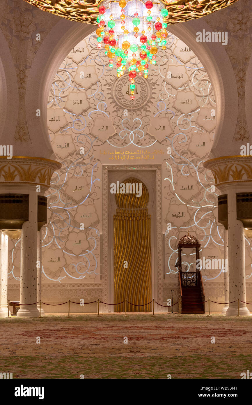 Vue vers mihrab, intérieur de grande salle de prière, la Grande Mosquée Sheikh Zayed, Abu Dhabi, Émirats Arabes Unis Banque D'Images