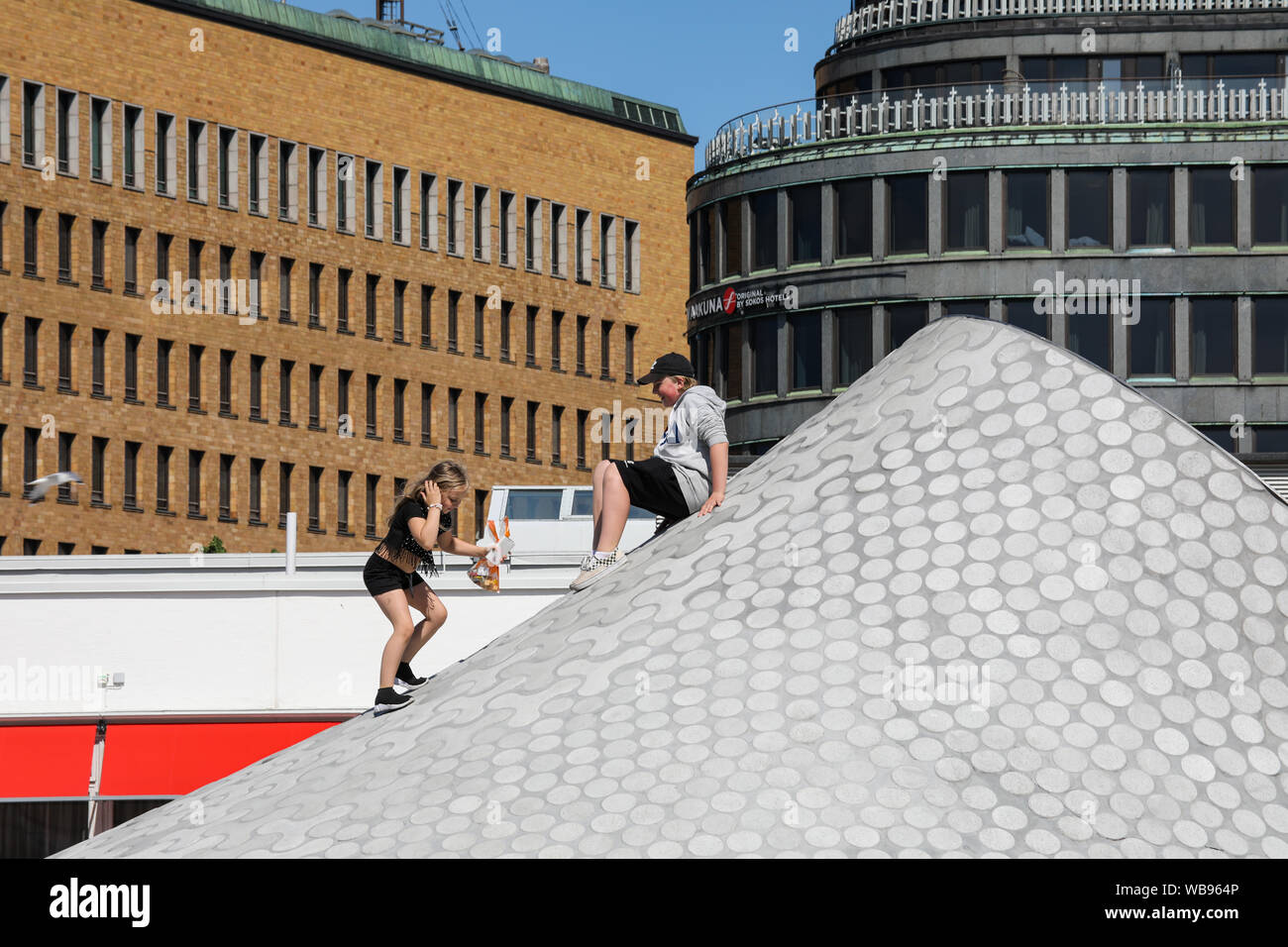 Les enfants de grimper sur le toit du musée d'art Amos Rex - Autres bâtiments reconnaissables dans le contexte - à Helsinki, Finlande Banque D'Images