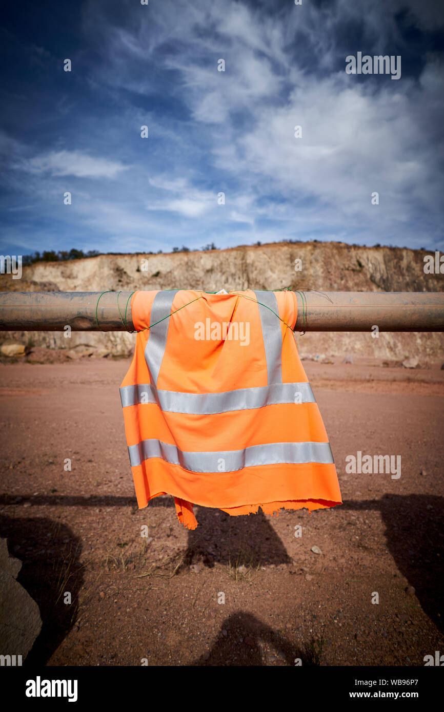 Gilet de sécurité, travailleurs industriels en carrière, danger, pierre Banque D'Images